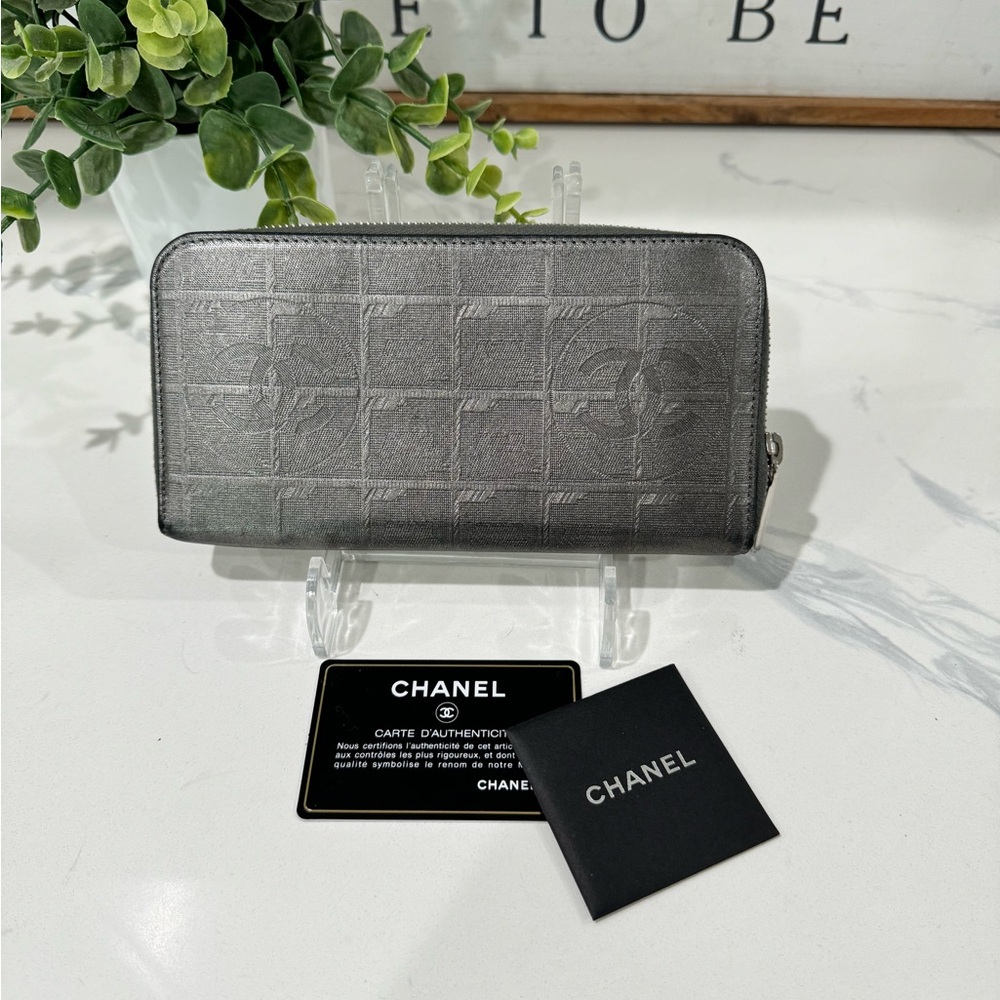 Authentic Beautiful Silver Chanel Wallet w/ Authenticity card and serial number